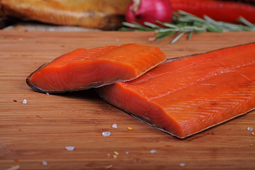 Кета филе свежемороженая на коже Фото Кета филе свежемороженая на коже