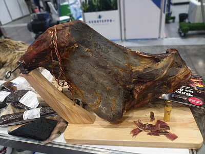 Превью Сыровяленый окорок кабана на кости (хамон)